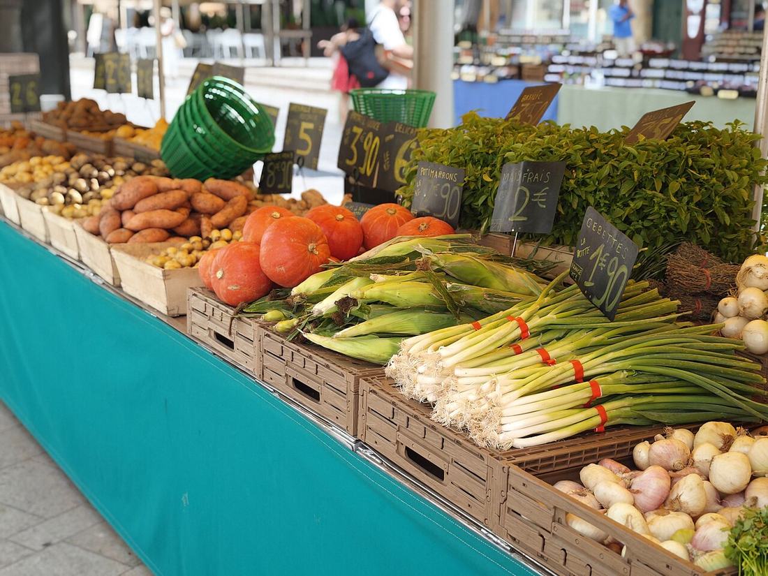 Étal de légumes sur un marché en France