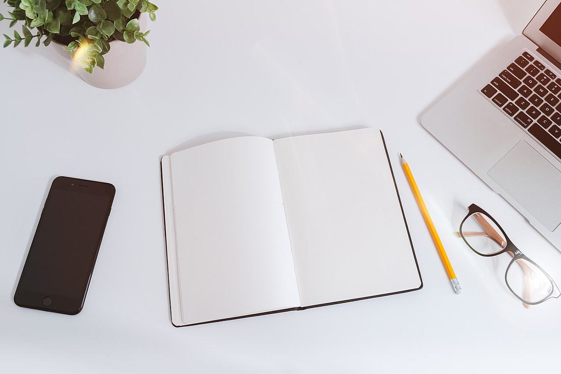 Table de travail avec cahier ouvert