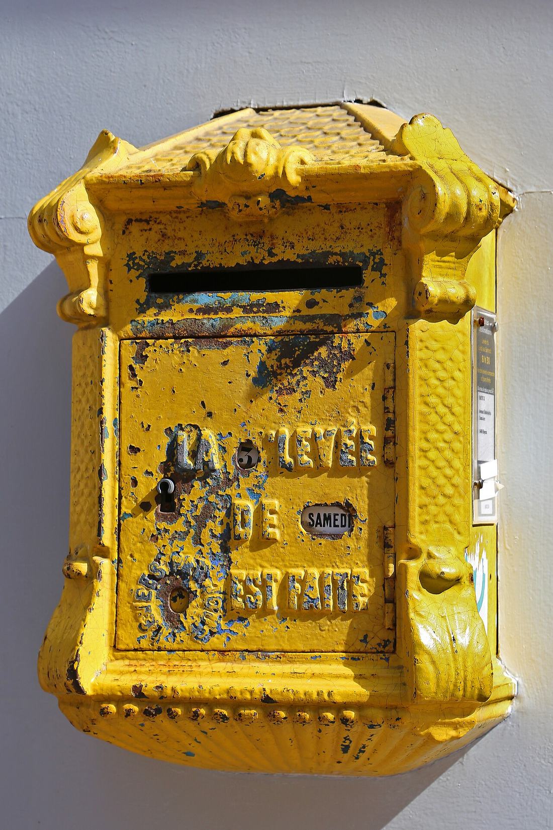 Boîte aux lettres jaune de La Poste