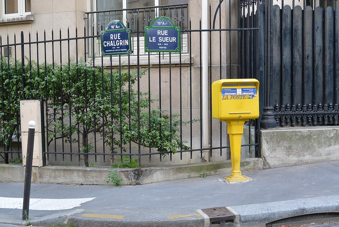Boîte aux lettres rue Chalgrin, à Paris