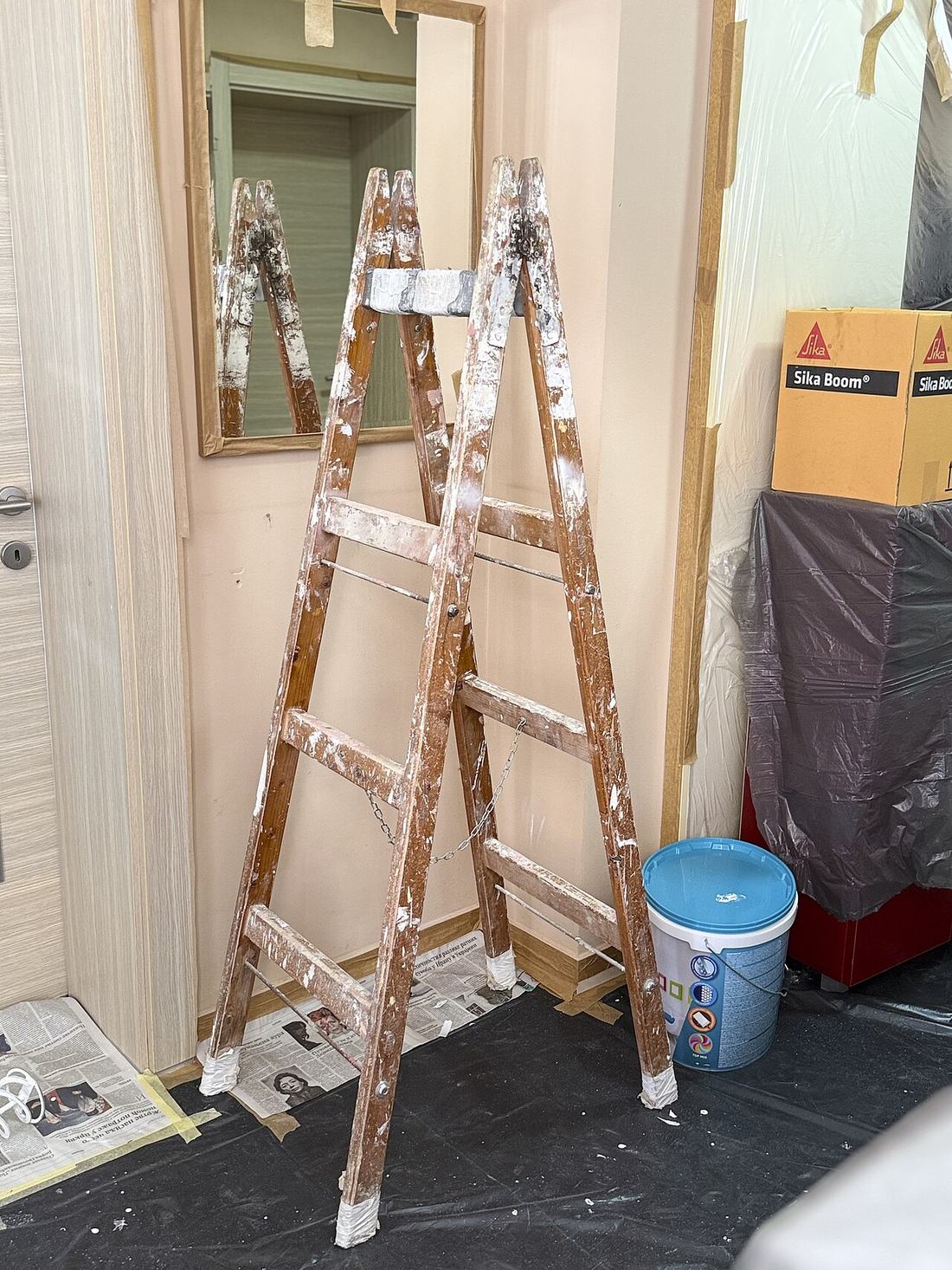 Échelle appuyée contre un mur